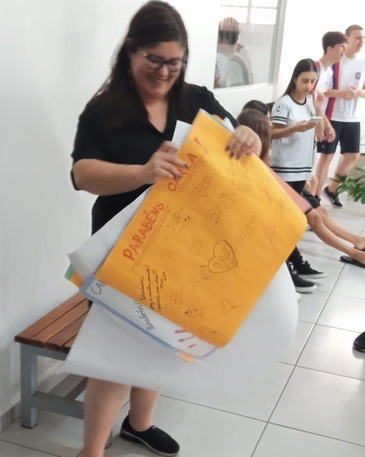 Alunos comemoram aniversário da diretora Carla