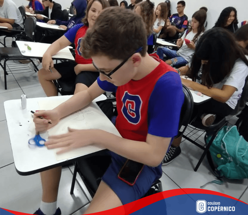 Alunos realizam criação de personagem para iniciação de HQs