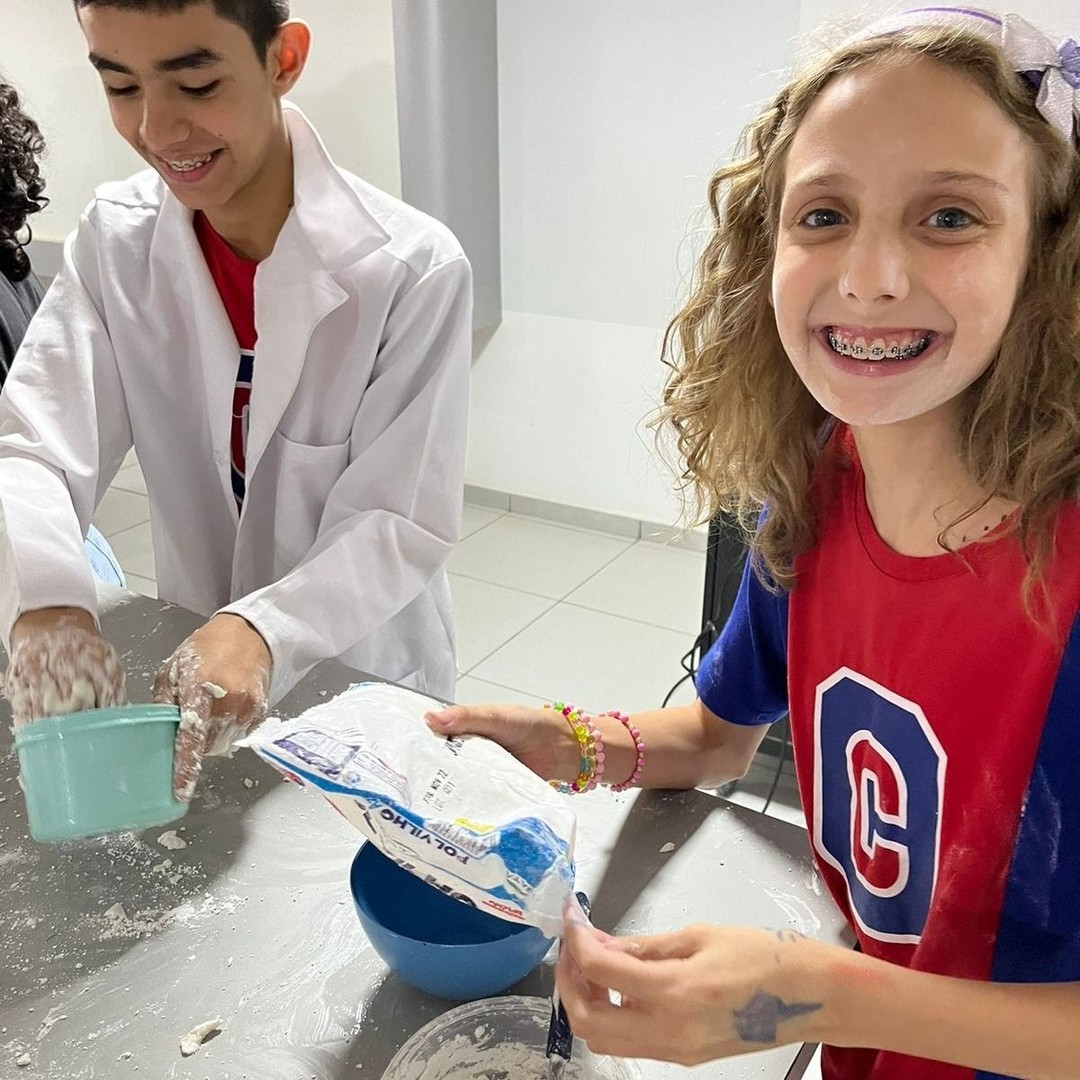 Alunos fazem atividades com massinhas