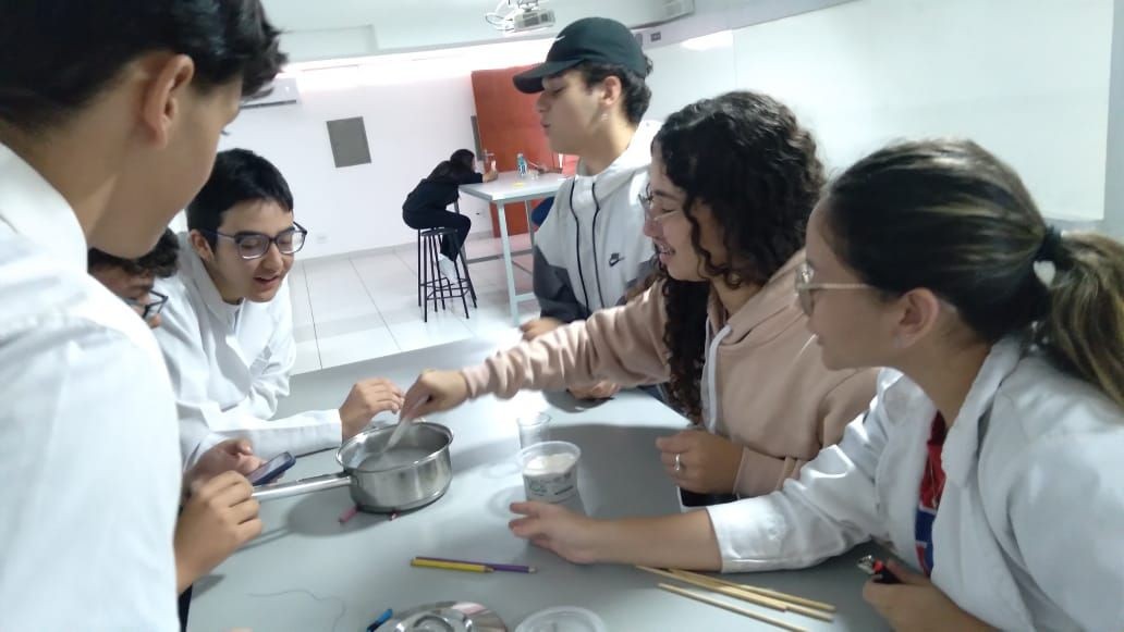 Alunos do Ensino Médio fazem experimento de química