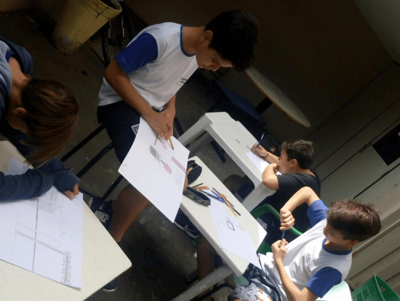 Aula de Arte com o prof. Robson