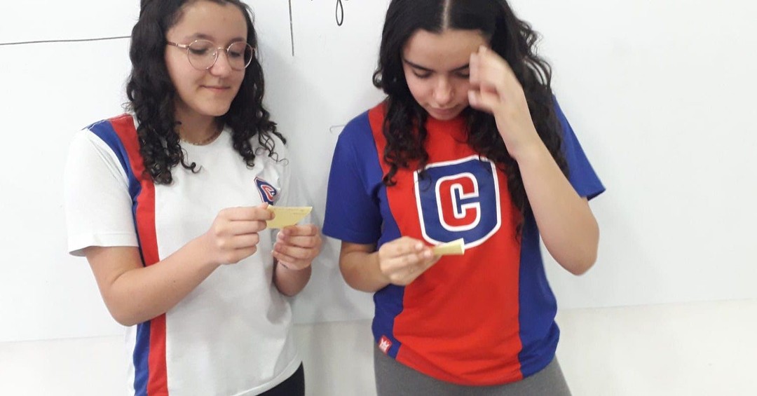 Alunos estudam verbos em Espanhol