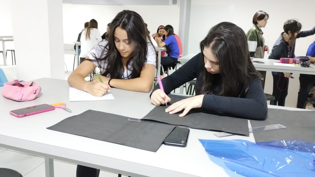 Alunos têm aula de Design de Moda
