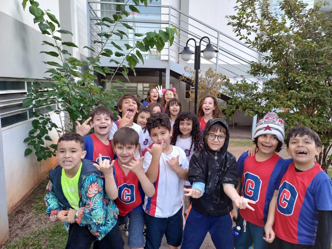 Alunos saboreiam fruta direto do pé