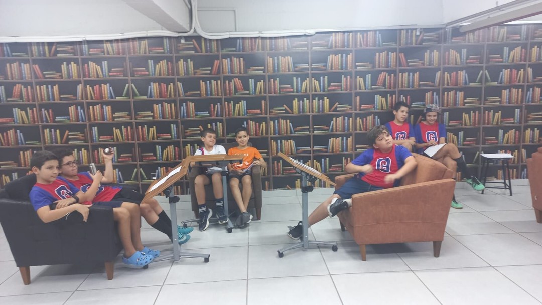 Alunos compartilham histórias antigas com os amigos