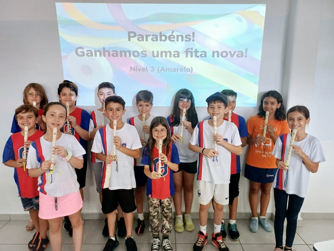 Alunos aprendem instrumento musical