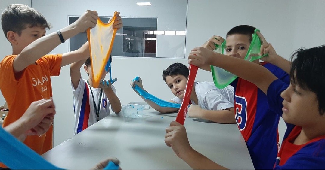 Alunos fazem atividade com slime