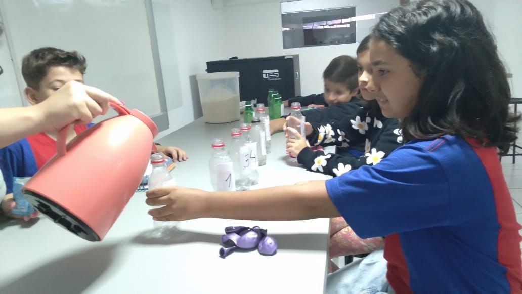 Alunos aprendem sobre  processo de fermentação