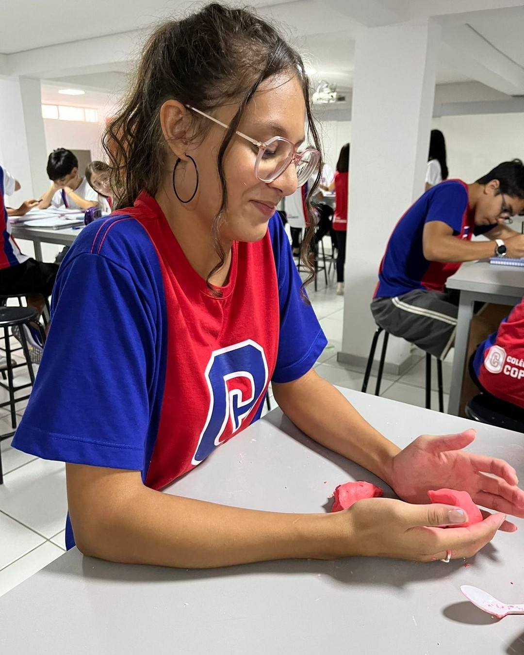 Alunos do 8º ano fazem atividades com massinhas